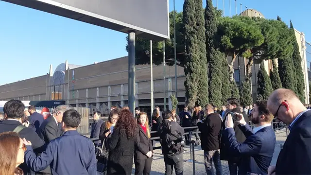 Antrean peluncuran Samsung Galaxy S9 di Fira Barcelona Gran Via, Spanyol. Liputan6.com/Agustin Setyo W
