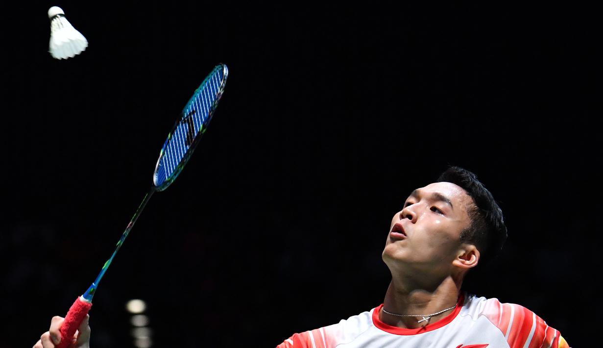 Tunggal putra Indonesia, Jonatan Christie mengembalikan kok ke tunggal putra Denmark, Jan O Jorgensen dalam babak semifinal Jepang Terbuka 2019  di Tokyo (27/7/2019). Jonatan Christie melaju ke final setelah menang 21-14 dan 21-14 atas Jan O Jorgensen. (AFP Photo/Toshifumi Kitamura)