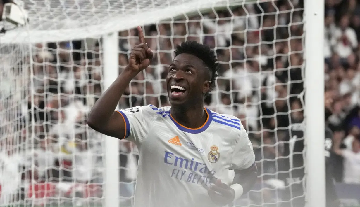 Pemain Real Madrid Vinicius Junior melakukan selebrasi usai mencetak gol pertama timnya pada pertandingan sepak bola final Liga Champions antara Liverpool dan Real Madrid di Stade de France, Saint Denis, Prancis, 28 Mei 2022. Real Madrid mengalahkan Liverpool 1-0. (AP Photo/Frank Augstein)