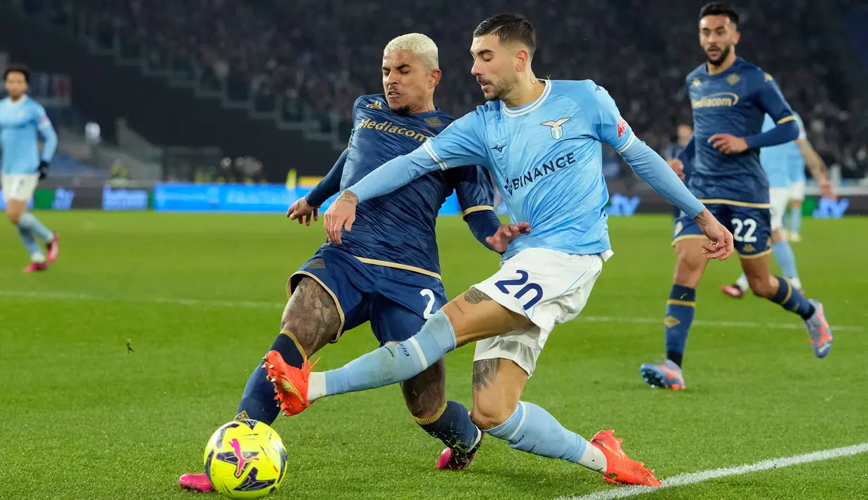 Pemain Lazio Mattia Zaccagni (kanan) berebut bola dengan pemain Fiorentina Dodo pada pertandingan sepak bola Liga Italia di Olympic Stadium, Roma, Italia, 29 Januari 2023. Lazio ditahan imbang 1-1 oleh Fiorentina. (AP Photo/Alessandra Tarantino)