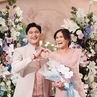 Prosesi lamaran Qausar Harta Yudana dan Masayu Clara (Foto: Instagram/@masayuclara/@alurafotografi)