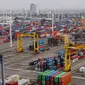 Suasana bongkar muat di Jakarta International Contener Terminal (JICT),Tanjung Priok, Jakarta, Selasa (15/9/2015). Nilai ekspor Indonesia Agustus 2015 mencapai US$12,70 M atau meningkat 10,79 persen dibanding ekspor Juli 2015. (Liputan6.com/Angga Yuniar)