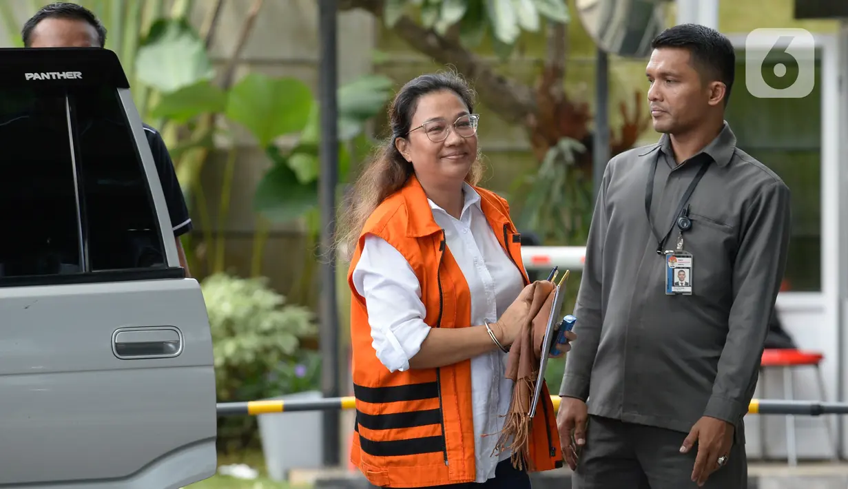Asisten mantan Komisioner KPU Wahyu Setiawan, Agustiani Tio Fridelia (tengah) saat akan menjalani pemeriksaan penyidik di Gedung KPK, Jakarta, Senin (27/1/2020). Fridelia diperiksa terkait kasus dugaan penerimaan hadiah atau janji penetapan anggota DPR Terpilih 2019-2024. (merdeka.com/Dwi Narwoko)