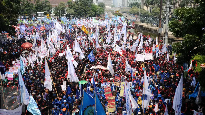 Massa Buruh Padati Kawasan Patung Kuda-Jakarta- Helmi Fithriansyah-20170501