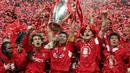 Steven Gerrard mengangkat trofi juara Liga Champions tahun 2005. (AFP PHOTO/FILIPPO MONTEFORTE)