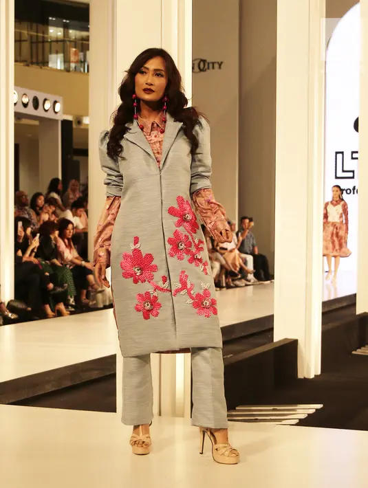 Artis Artika Sari Devi memperagakan busana karya perancang Tities Sapoetra dalam Fashion Nation 2018, Jakarta, Jumat (20/4/). Rancangan Tities Sapoetra terinspirasi dari produk terbaru LtPro, Dua Lips Millenial. (Liputan6.com/Herman Zakharia)