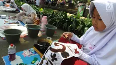 Seorang pelajar mengikuti lomba membatik tingkat SD di Lapangan Ekspresi, Sempur, Bogor, Kamis (2/5/2019). Kegiatan yang diikuti 18 peserta hasil seleksi dari tingkat kecamatan se-Kodya Bogor ini diadakan dalam rangka mewarisi kebudayaan lokal kepada generasi milenial. (merdeka.com/Arie Basuki)