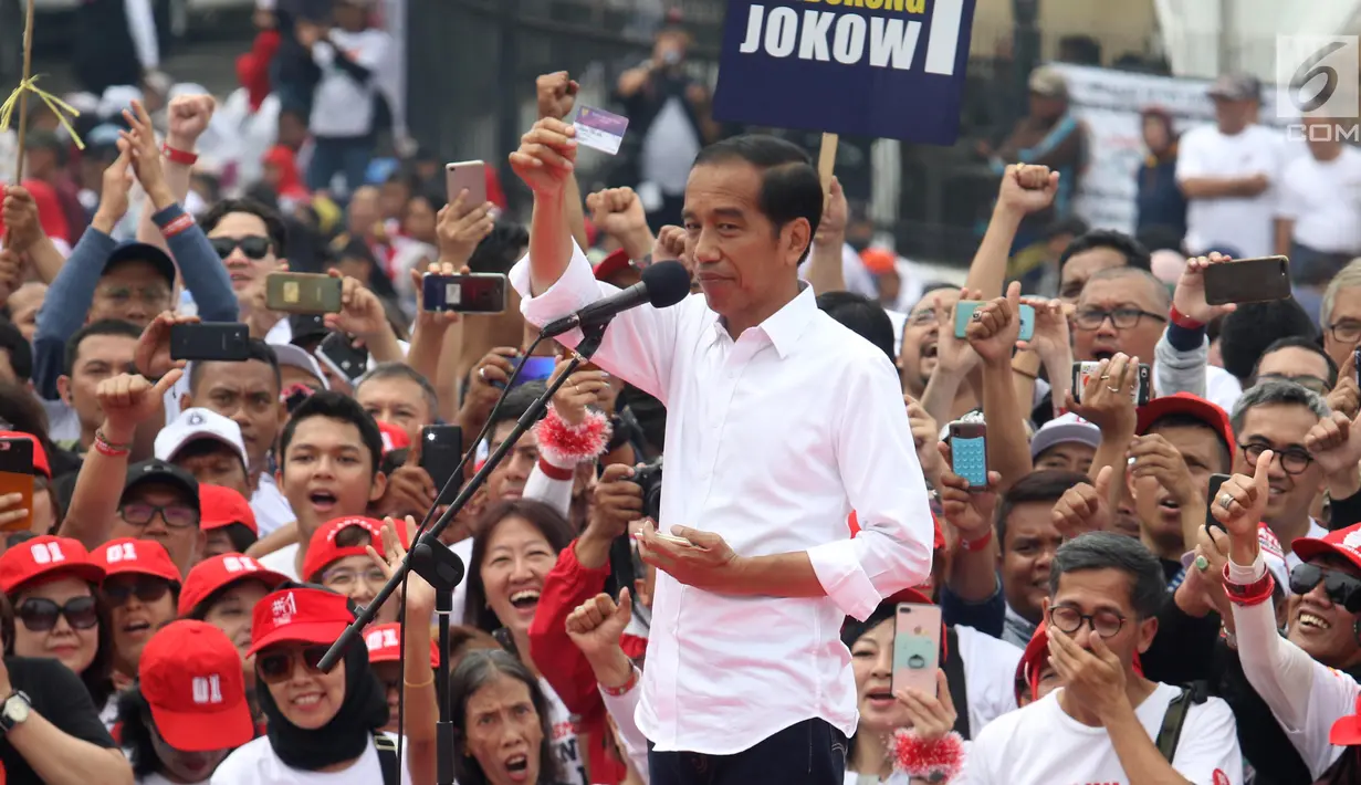 Capres nomor urut 01 Joko Widodo menunjukkan sebuah kartu saat menyapa pendukungnya dalam deklarasi Alumni Jabar Ngahiji di Monumen Perjuangan Kota Bandung, Jawa Barat, Minggu (10/3). Deklarasi bertema 'Ayo Bung Satu Kembali'. (Liputan6.com/Angga Yuniar)