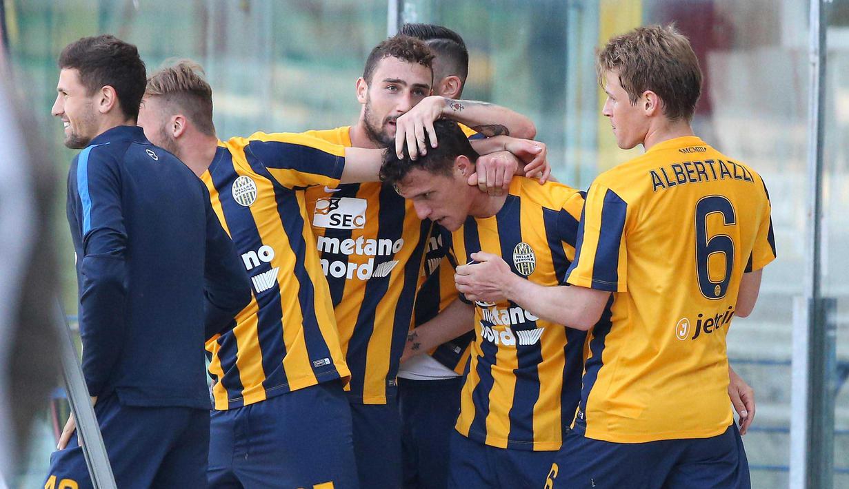 Pemain Verona,  Luca Siligardi (2kanan), merayakan golnya ke gawang AC Milan bersama rekan-rekannya pada lanjutan Liga Italia Seire A pekan ke-35 di Stadio Marc'Antonio Bentegodi, Senin (25/4/2016) malam WIB. (EPA/Filipo Venezia)