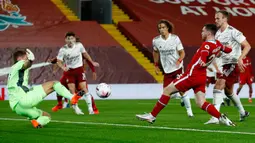 Bek Liverpool, Andrew Robertson (kedua kanan) mencetak gol kedua untuk timnya ke gawang Arsenal pada pekan ketiga Liga Inggris di Anfield, Selasa dinihari WIB (29/9/2020). Tertinggal lebih dulu, Liverpool mampu membungkam Arsenal dengan skor 3-1. (Jason Cairnduff/Pool via AP)