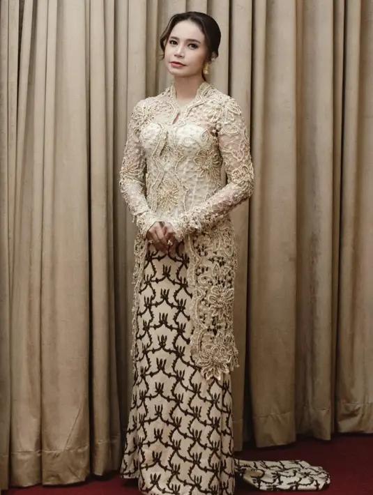 Kebaya panjang brokat warna nude pun pernah dikenakan Rossa, dipadukan dengan kain bercorak. (@itsrossa910)