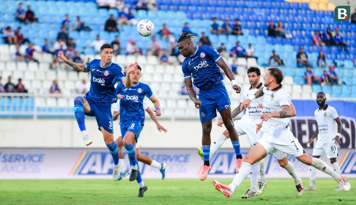 Striker Arema FC, Samuel Otusanya, melakukan sundulan untuk mencetak gol penyeimbang saat menghadapi Bhayangkara Presisi Lampung FC dalam lanjutan BRI Super League 2026/2027 di Stadion Kanjuruhan, Malang, Sabtu (10/10/2026). Gol tersebut mengubah skor menjadi 2-2 sekaligus memastikan Arema FC bangkit setelah tertinggal dua gol pada babak pertama. (Bola.com/Iwan Setiawan)