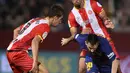 Bintang Barcelona, Lionel Messi, berusaha melewati hadangan pemain Girona pada laga La Liga Spanyol di Stadion Montilivi, Girona, Sabtu (23/9/2017). Girona kalah 0-3 dari Barcelona. (AFP/Josep Lago)