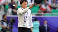Pelatih Timnas Indonesia, Shin Tae-yong dalam laga melawan Jepang di Grup D Piala Asia 2023, Rabu (24/1/2024). (AFP/Giuseppe Cacace)