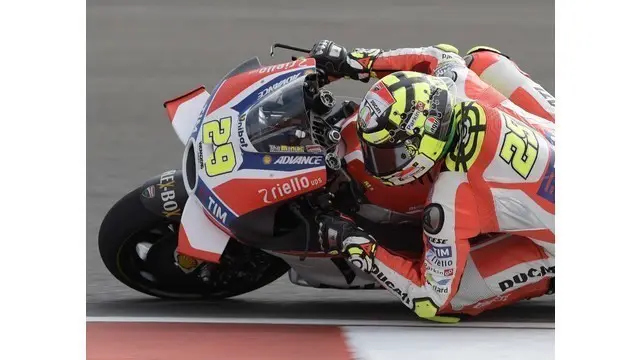 Andrea Iannone menabrak Andrea Dovisiozo yang merupakan rekan setimnya dari Ducati di MotoGP Argentina 2016 pada hari Minggu (3/4/2016). Keduanya terjatuh namun beruntung masih dapat melanjutkan lomba hingga finis.