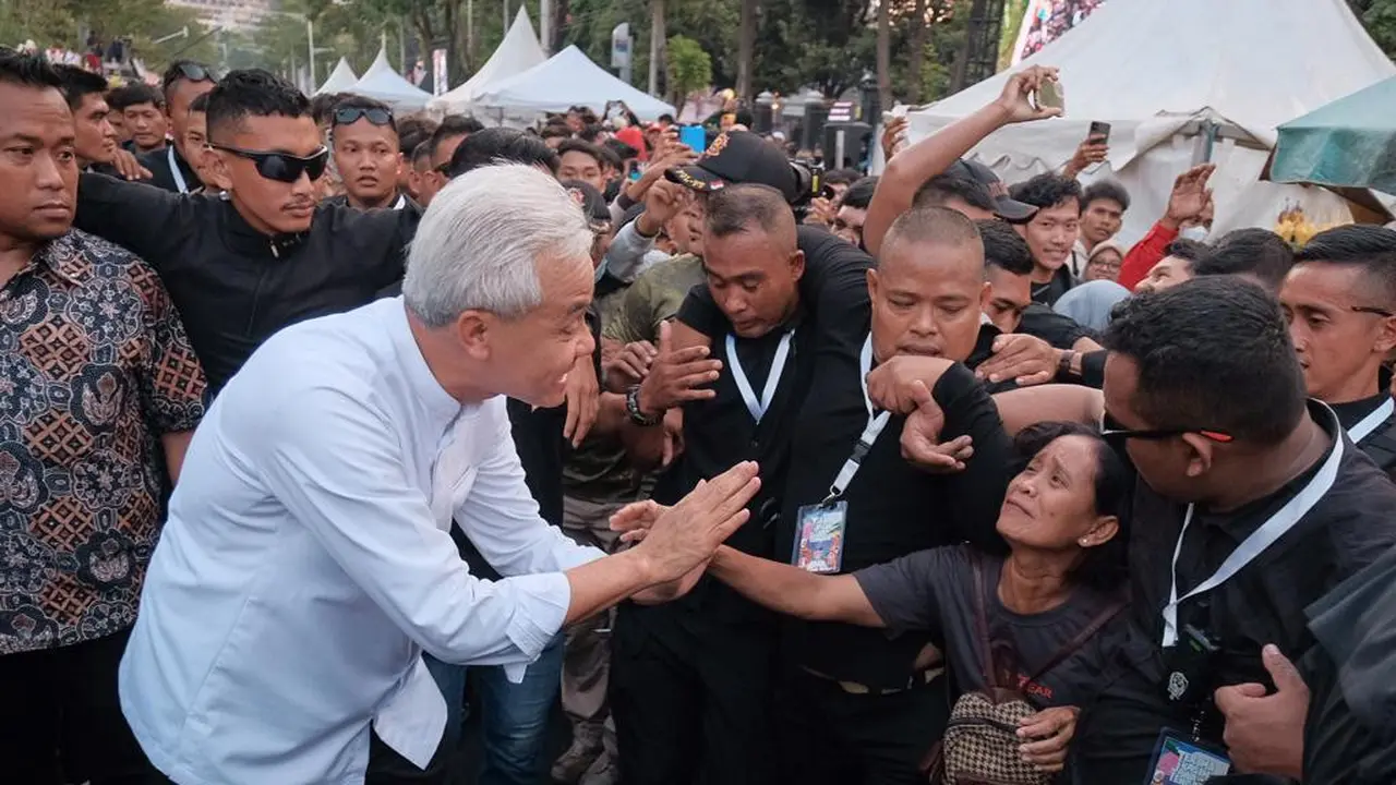 Selesaikan Tugas Gubernur, Ganjar Pranowo Salami Puluhan Ribu Warga, Diwarnai Tangis Haru