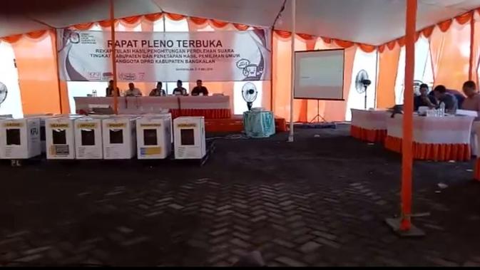suasana rekapitulasi suara Pemilu serentak 2019 di kantor KPU Bangkalan. (liputan6.com/Musthofa Aldo)