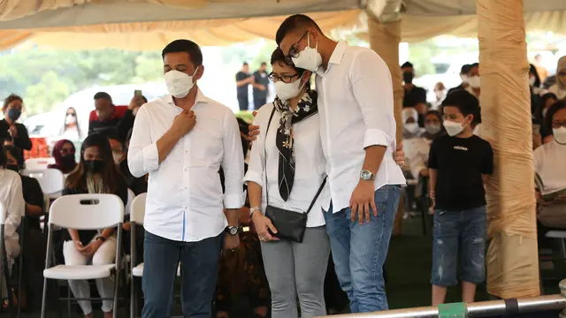 7 Momen Pemakaman Maura Magnalia Putri Nurul Arifin, Keluarga Saling Menguatkan