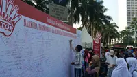 Spanduk penolakan terhadap narkoba, kekerasan anak, dan pornografi di Bundaran HI Jakarta (Liputan6.com/ Nanda Perdana Putra)