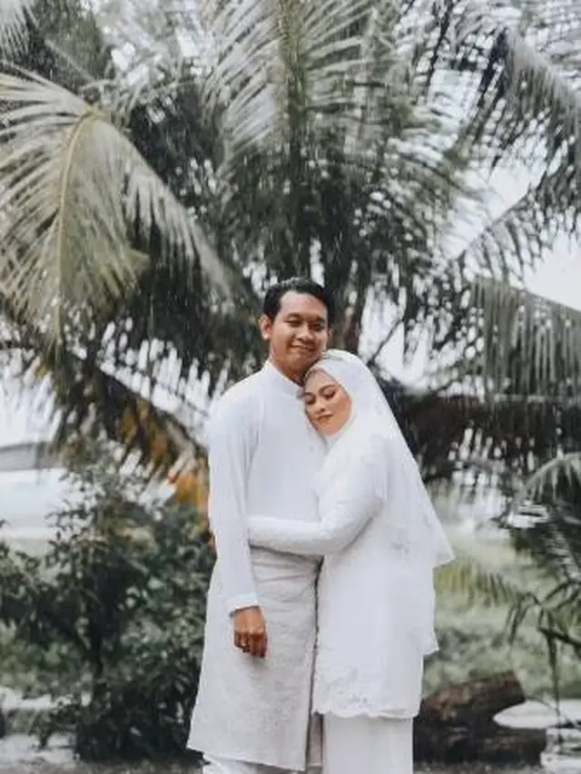 7 Potret Pengantin Abadikan Momen Pernikahan di Tengah Banjir Ini Viral
