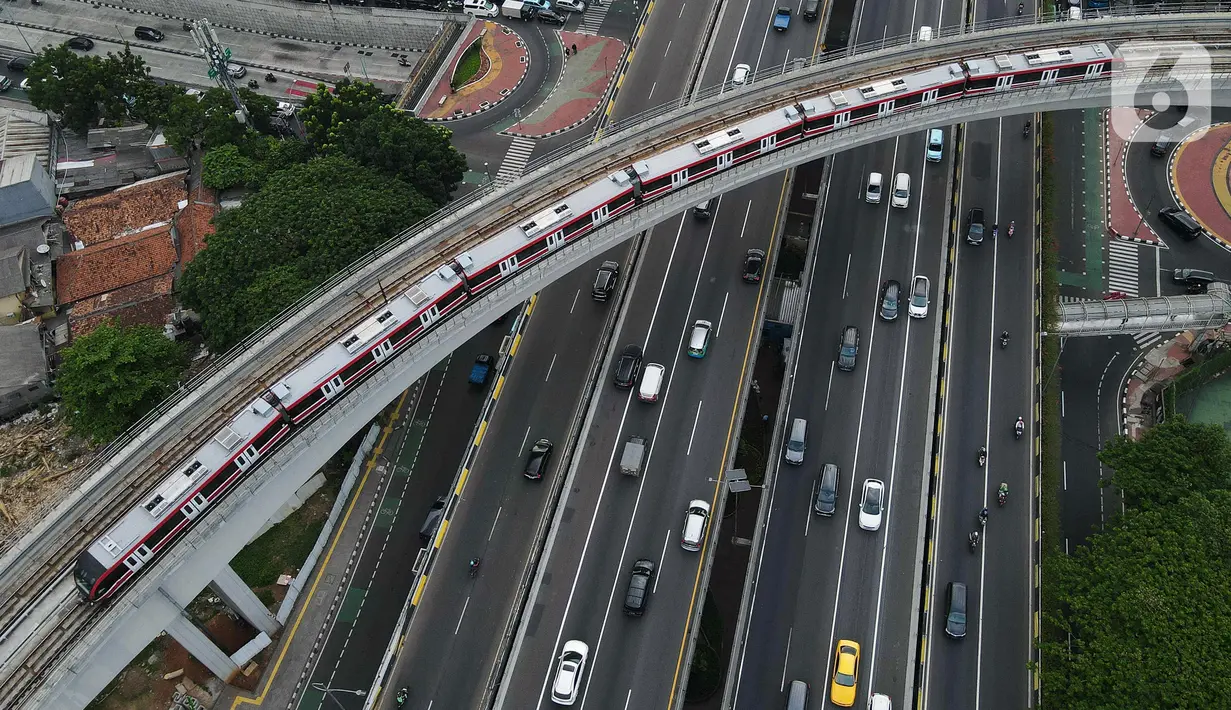 Jokowi mengatakan, proyek LRT Jabodebek adalah proyek yang pertama kali digarap oleh Indonesia, sama halnya dengan MRT dan Kereta Cepat Jakarta-Bandung. (Liputan6.com/Herman Zakharia)
