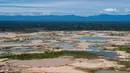 Pandangan udara kawasan Hutan Amazon yang terdeforestasi (penurunan luas area hutan secara kualitas dan kuantitas) di wilayah Sungai Madre de Dios, Peru, Jumat (17/5/2019). Pemerintah Peru meluncurkan Operasi Merkuri untuk mengusir penambang ilegal yang merusak Hutan Amazon. (CRIS BOURONCLE/AFP)