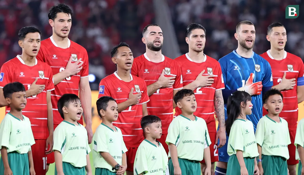 Para pemain Timnas Indonesia menyanyikan lagu kebangsaan Indonesia Raya dalam laga semifinal FIFA Series 2026 melawan St Kitts and Nevis di Stadion Utama Gelora Bung Karno (SUGBK), Senayan, Jakarta, Jumat (27/03/2026). (Bola.com/M Iqbal Ichsan)