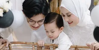 Saat momen Aqiqah, keluarga kecil ini pun tampak kompak mengenakan pakaian serba putih.Credit Instagram/(@dindahw)