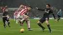 Pemain Stoke City, Geoff Cameron mengecoh pemain Liverpool, Lucas Leiva (kanan)  Pada Leg pertama semi-final Piala Liga Inggris di Stadion Britannia, Stoke-on-Trent, Inggris, Rabu (06/01/2016) dini hari WIB. (AFP Photo/Oli Scarff)