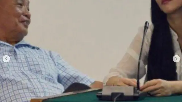 Potret Angelina Sondakh mengobrol bersama Ayah (Sumber: Instagram/angelinasondakh09)