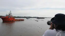  Pewarta foto mengambil gambar kapal Crest Onyx yang membawa ekor Pesawat AirAsia QZ8501, di Pelabuhan Panglima Utar, Kumai, Kalteng, Minggu (12/01/2015). (Liputan6.com/Andrian M Tunay)