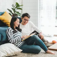 Ilustrasi membaca buku/copyright shutterstock By Nattakorn_Maneerat