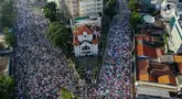 Foto udara memperlihatkan situasi saat umat Islam melaksanakan Salat Idul Fitri 1445 H di kawasan Jatinegara, Jakarta Timur, Sabtu (10/4/2024). (Liputan6.com/Angga Yuniar)
