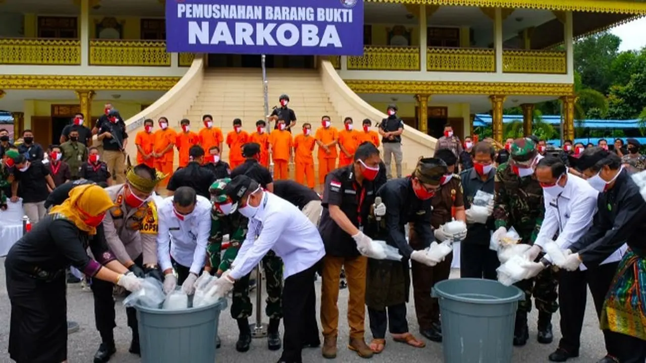 Kapolda Riau pimpin pemusnahan sabu bersama pejabat lainnya di depan LAM Riau.