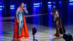 Aktor Dwayne Johnson (kiri) dan Kevin Hart menjadi pembawa acara MTV Movie Awards 2016  di Warner Bros Studios, California, (9/4). Uniknya Dwayne dan kevin mengenakan kostum Superman dan Batman saat membawakan acara tersebut. (CHRISTOPHER POLK/AFP)   