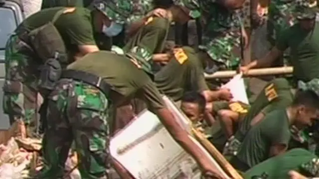 [VIDEO] Cegah Banjir, Marinir Bersihkan Gorong-gorong di Matraman