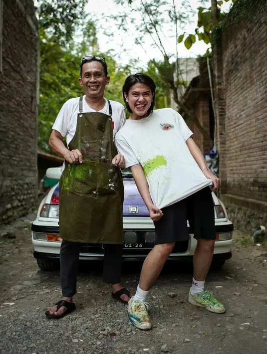Proses pelukisan di kap mobil Iqbaal Ramadhan ini sendiri dilakukan di Yogyakarta. (Foto: Instagram/@iqbaal.e)