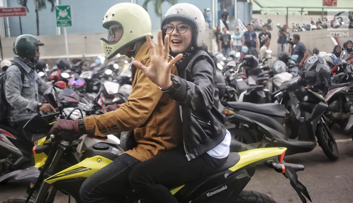 Poppy Sovia saat di foto dikawasan Tanden, Jakarta, Senin (13/8). Poppy Sovia tak berubah meski sudah menikah. Sama seperti dulu, penampilannya asyik dan bisa jadi inspirasi banyak orang.(Liputan6.com/ Faizal Fanani)