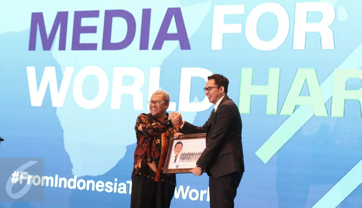 Gubernur Jawa Barat Ahmad Heryawan menerima cinderamata saat menghadiri Konferensi Internasional dan Pertemuan Tahunan ke-5 OIC Broadcasting Regulation Authorities Forum (IBRAF) di Kota Bandung, Rabu (22/2). (Liputan6.com/Helmi Afandi)