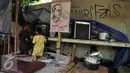 Anak-anak  bermain game setelah menerima surat peringatan ke 3, Jakarta, Selasa (20/9). Pemkot Jaksel akan merelokasi warga yang rumahnya terkena gusur ke Rusun Rawa Bebek. (Liputan6.com/Gempur M Surya)