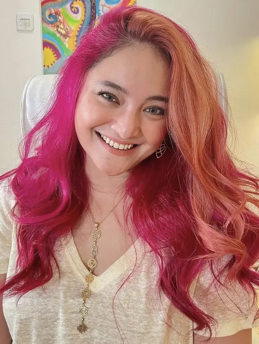 Terbaru, ia mengubah tampilannya dengan rambut panjang wave yang diwarna pink dan sedikit orange di bagian depan rambutnya. Tampilannya ini membuat Marshanda tampak fresh. @marshanda99