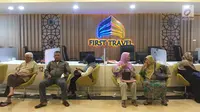 Puluhan calon jemaah Umrah mendatangi Kantor First Travel di GKM Green Tower, Jakarta, Kamis (27/7). Mereka menunggu kepastian keberangkatan hingga mengajukan pengembalian dana. (Liputan6.com/Immanuel Antonius)