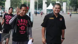 Petinju Indonesia, Daud “Cino” Yordan melambaikan tangan jelang latihan di sasana Pertina, Jakarta, (3/2/2016). Daud akan melawan Yoshitaka Kato dalam laga kelas ringan WBO "Road to the  World Champions", Jumat (5/2). (Liputan6.com/Helmi Fithriansyah)