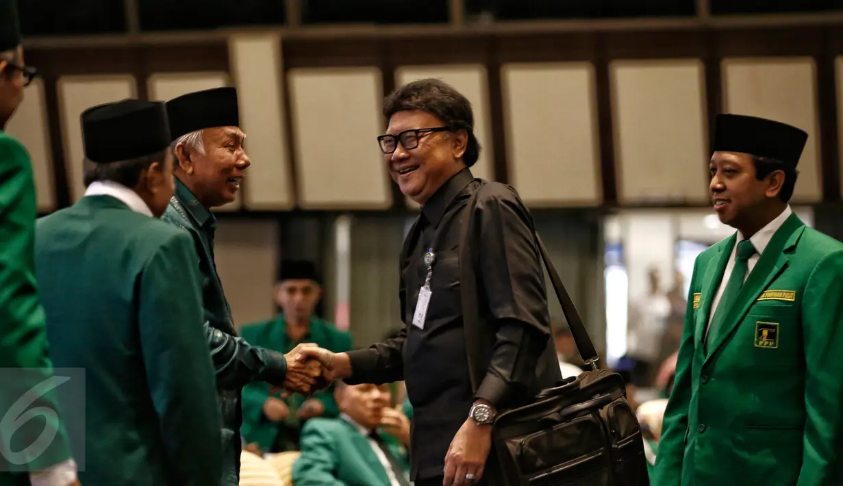  Mendagri Tjahjo Kumolo (kemeja hitam) usai ikuti Mukernas ke-IV PPP di Jakarta, (24/2). ). Mukernas mengusung tema 'Islah Seutuhnya Menuju Stabilitas politik Nasional'. (Liputan6.com/Faizal Fanani)