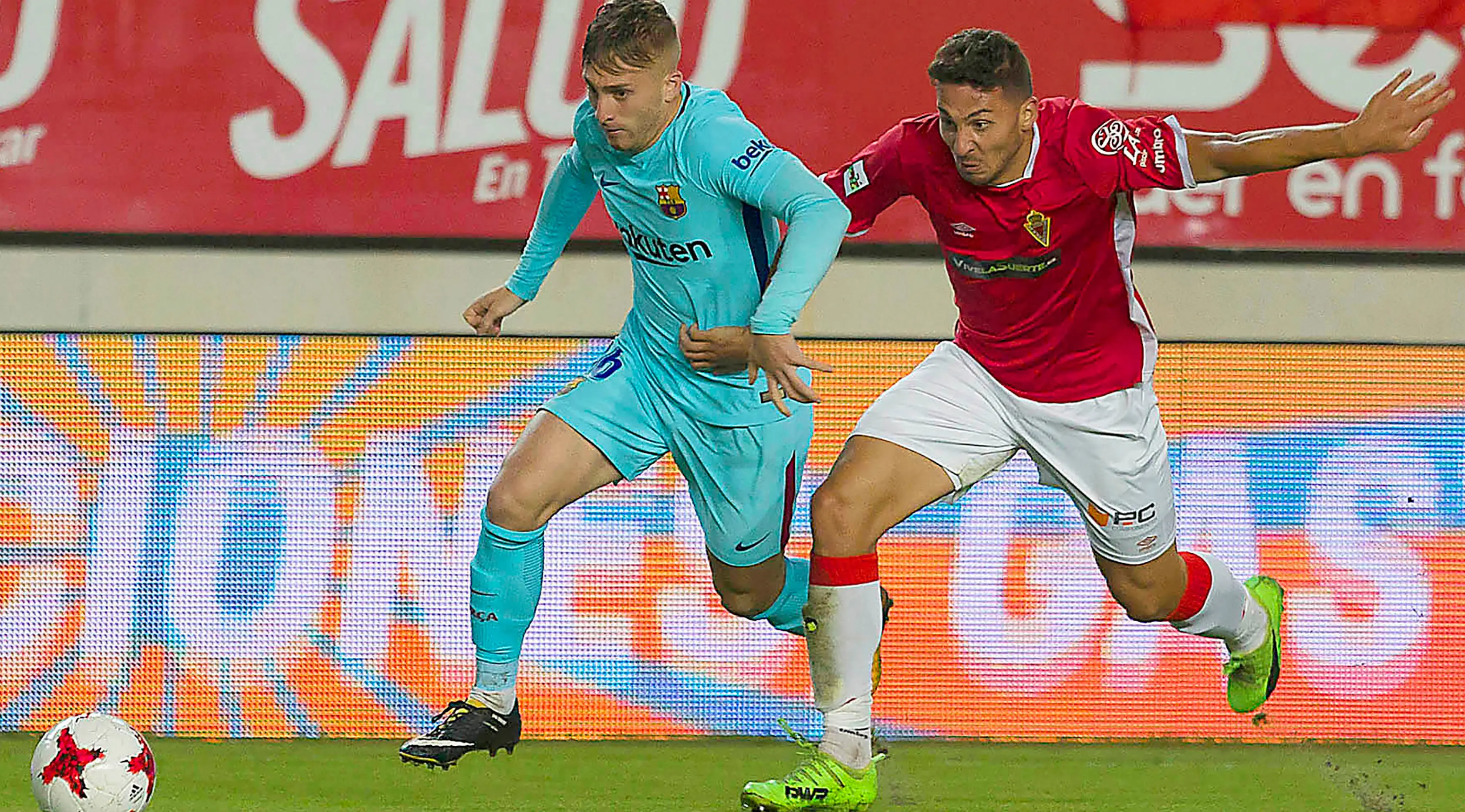 Pemain Barcelona, Gerard Deulofeu berebut bola dengan pemain Real Murcia, Juan Ramon Gomez pada leg pertama 32 besar Piala Raja di stadion Nuevo Condomina, Rabu (25/10). Tanpa Lionel Messi dan Luis Suarez, Barcelona menggasak Murcia 3-0. (AP/Ferran Viros)