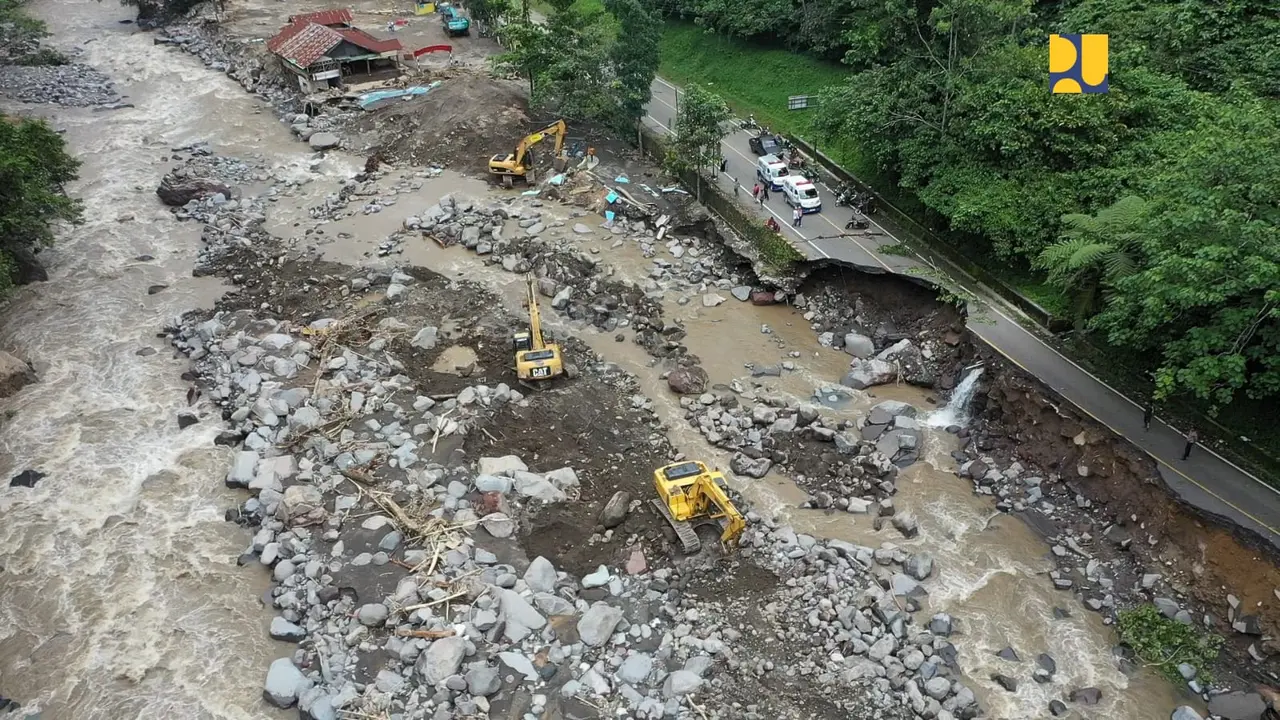 Kementerian PUPR mengerahkan alat-alat berat untuk membantu penanganan darurat bencana banjir lahar dingin yang terjadi di Kabupaten Agam dan Kabupaten Tanah Datar, Sumatera Barat (Sumbar). (Foto: Kementerian PUPR)