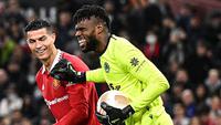 Kiper Omonia Nicosia, Francis Uzoho (kanan) tertawa bersama Cristiano Ronaldo saat bertanding dalam lanjutan Liga Europa 2022/2023, Jumat (14/10/2022) dini hari WIB di Old Trafford. (Dok. Twitter/Francis Uzoho)