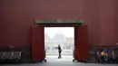 Pengunjung mengenakan masker saat berjalan di Kota Terlarang, Beijing, China, Jumat (1/5/2020). Kota Terlarang kembali dibuka setelah ditutup lebih dari tiga bulan karena pandemi virus corona COVID-19. (AP Photo/Mark Schiefelbein)