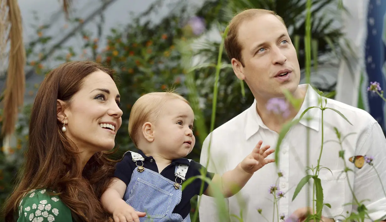 Gambar diambil saat Pangeran William dan Kate Middleton beserta sang buah hati jalan-jalan ke Museum Sejarah Alam, London, Inggris, Rabu (2/7/14).(REUTERS/John Stillwell)