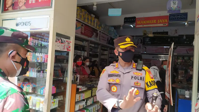 Wakil Satgas Covid-19 sekaligus Kepolres Garut AKBP Wirdhanto Hadicaksono memberikan himbauan kepada warga untuk tetap mematuhi prokes kesehatan termasuk menjaga jarak dari kerumuman.